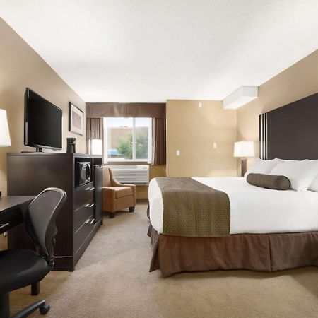 Days Inn By Wyndham Calgary Northwest Екстер'єр фото