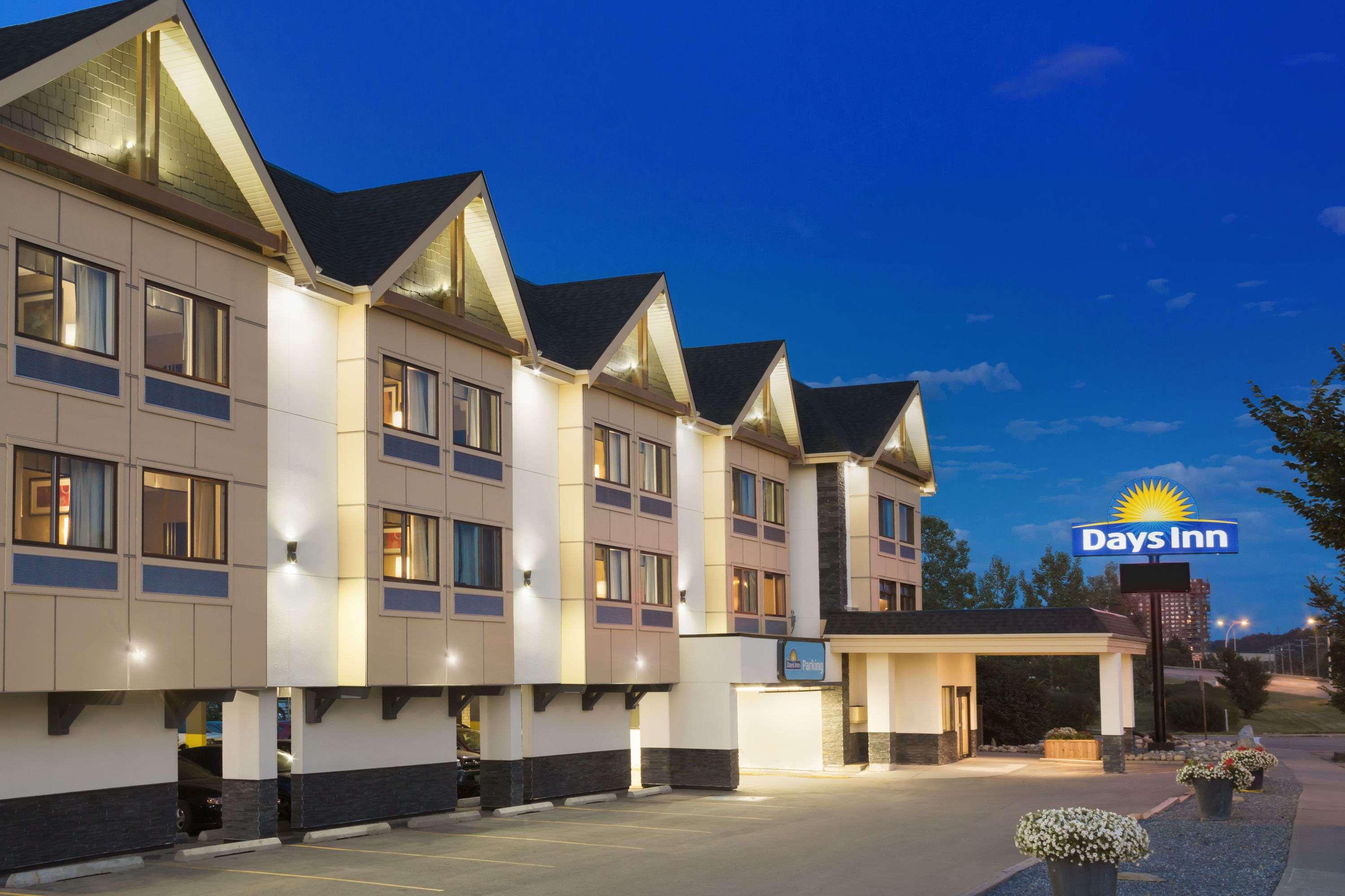 Days Inn By Wyndham Calgary Northwest Екстер'єр фото