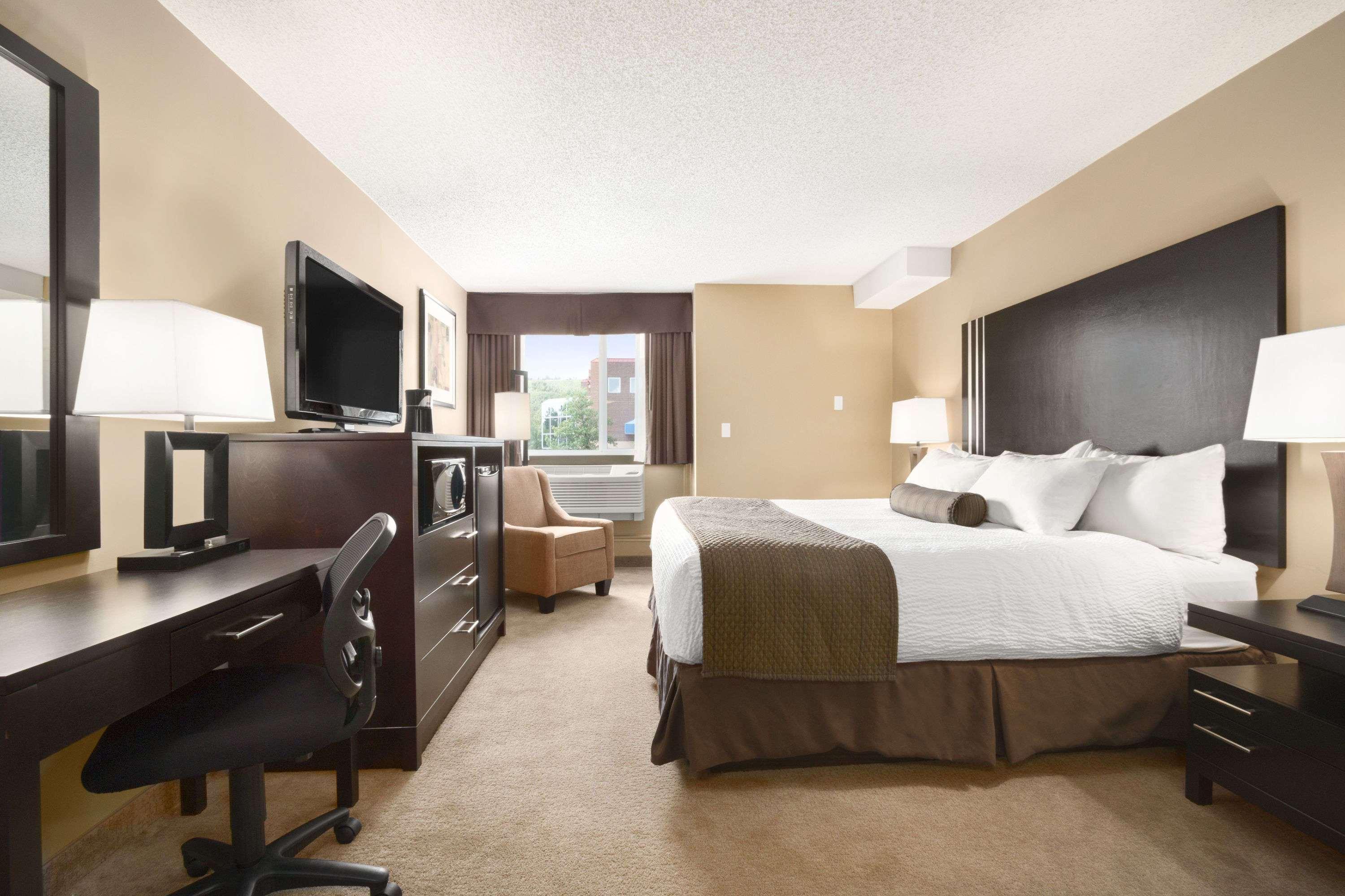 Days Inn By Wyndham Calgary Northwest Екстер'єр фото