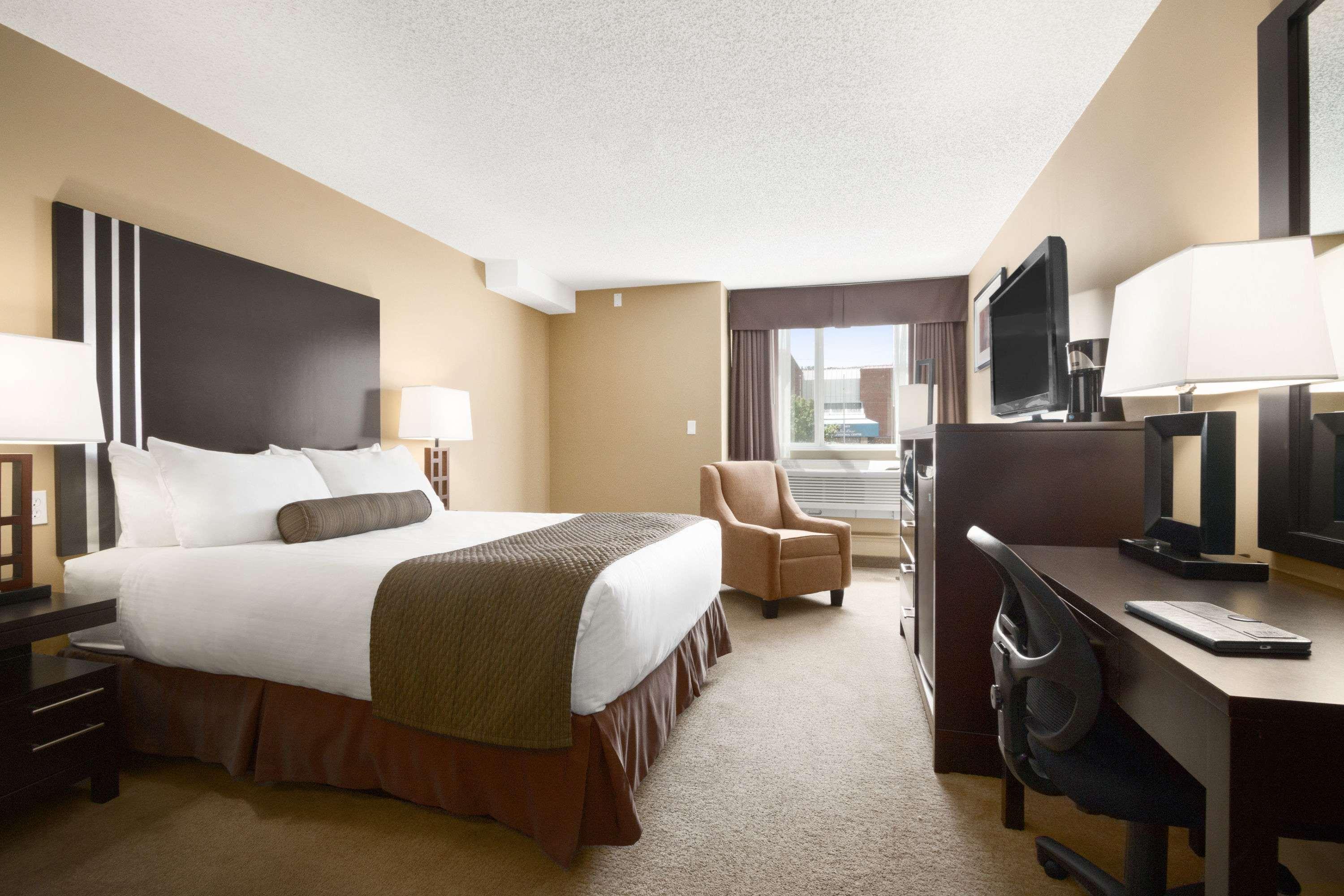 Days Inn By Wyndham Calgary Northwest Екстер'єр фото